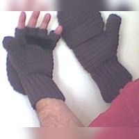 Free crocheted mittens / fingerless gloves pattern in men's medium, in worsted weight yarn with a 5.00 mm hook. The mitten top folds back to free the fingers.