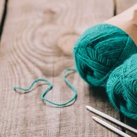 Articles on crochet, knitting, materials and technique.