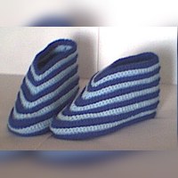 Free easy crocheted slippers pattern in women's size 6/7, in two shades of 4 ply worsted with a 4.50 mm hook, with hook sizes for larger and smaller pairs.