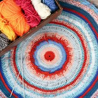 Choosing knitting projects that a beginner can finish in time for Christmas.