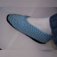 Free knitting pattern for moccasin slippers in two strands of 4 ply worsted, stretchy enough to fit snugly, with notes for larger and smaller sizes. A French translation exists.