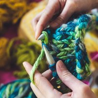 How to line a crocheted bag and its handles to stop the fabric stretching and make it far more durable.