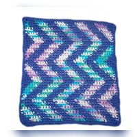 Free crocheted zigzag dishcloth pattern in light cotton with a 4.5 mm hook, in two colours of single crochet, with no ends to sew in.